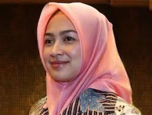 Mengenal Airin Rahmi Diani Permata Yang Bersinar Diantara Banyak Sampah