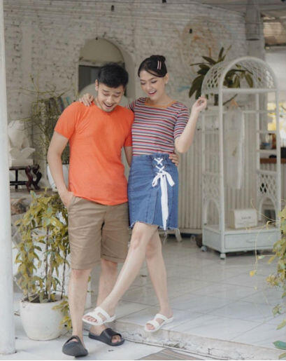 9 Inspirasi OOTD Couple ala Ana Riana TOP dan Pasangan, Amat Selaras!