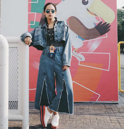 10 Mix And Match Outfit dengan Sepatu Stylish ala Maudy Ayunda