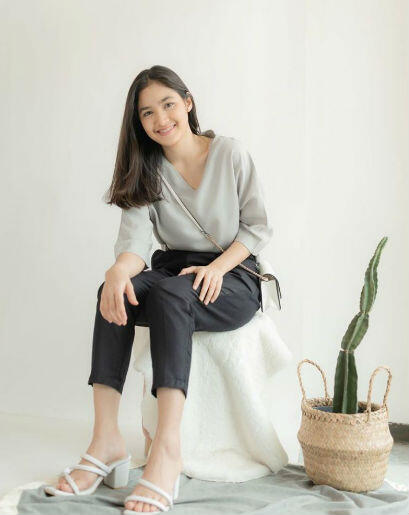 10 Inspirasi OOTD Monokrom ala Cut Syifa Style Hangout hingga Pesta