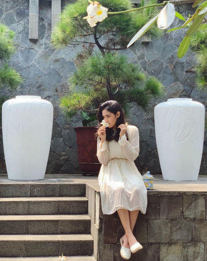 10 Inspirasi OOTD Monokrom ala Cut Syifa Style Hangout hingga Pesta