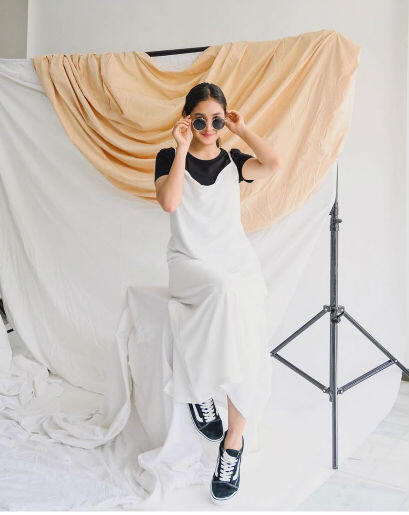 10 Inspirasi OOTD Monokrom ala Cut Syifa Style Hangout hingga Pesta