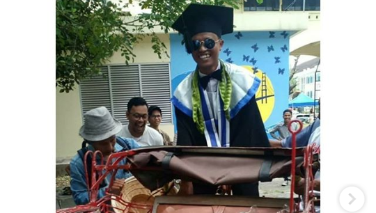 Naik Becak ke Acara Wisuda, Mahasiswa ISI Yogyakarta Viral Sita Perhatian Netizen!