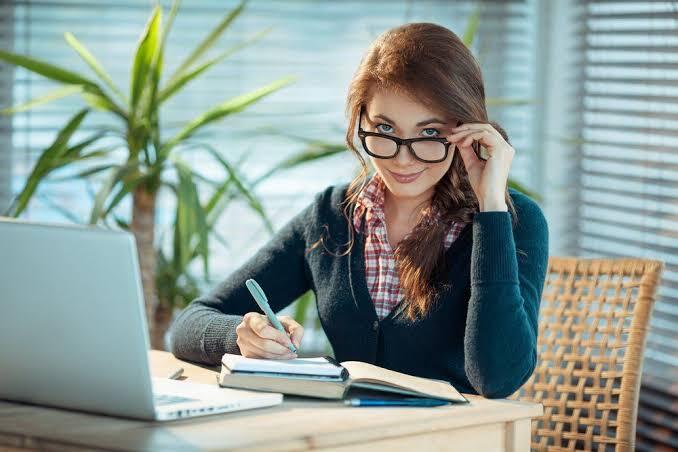 Cantik Saja Tidak Cukup, Inilah 5 Alasan Mengapa Perempuan Harus Cerdas Juga