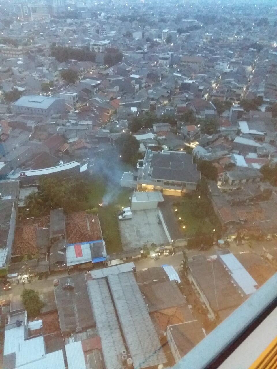 Hari gini masi ada yg bakar sampah sembarangan