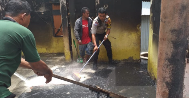 Polisi Kendari Lawan Kobaran Api Untuk Bantu Padamkan Rumah Warga Terbakar