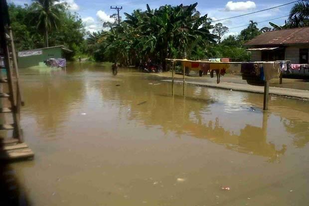 Debit Air Tak Kunjung Surut, Yonif 631/Antang Mudahkan Rutinitas Masyarakat
