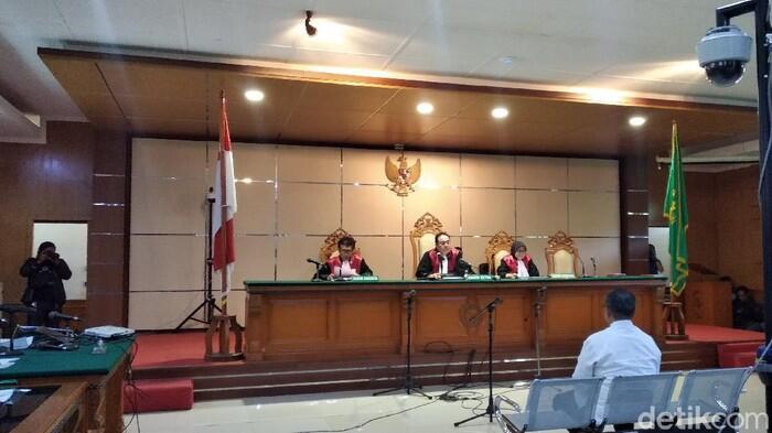 Bupati ini Ketahuan Terima Suap Rp 3,9 Milyar. Gajinya Kecil?