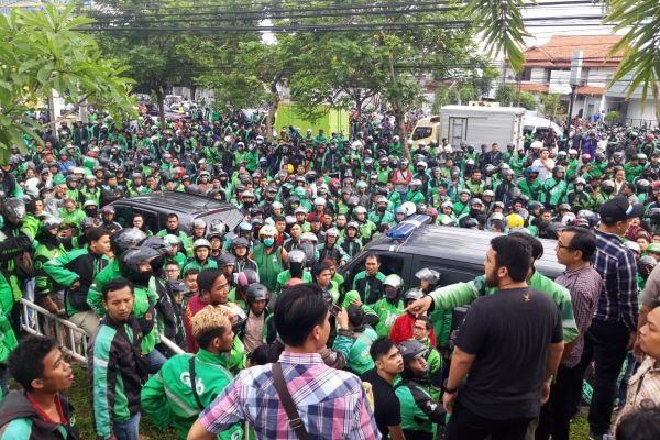 Bentrok Driver Ojol VS Debt Collector di Jogja, Dua Ojol kena bacok, Satu Tertembak