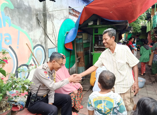 Potret Keakraban Polisi Surabaya di Ujung Utara Kota Pahlawan
