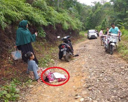 Akses ke Puskesmas 20km. Ibu di Banten Melahirkan di Jalan Rusak