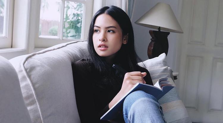 DI TENGAH KESIBUKAN, MAUDY AYUNDA RAIH PRESTASI CUMLAUDE