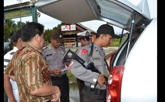 Kisah Nyata Suami Tinggalkan Istri Saat Di Razia Polisi, Alasannya Ingin Kencing