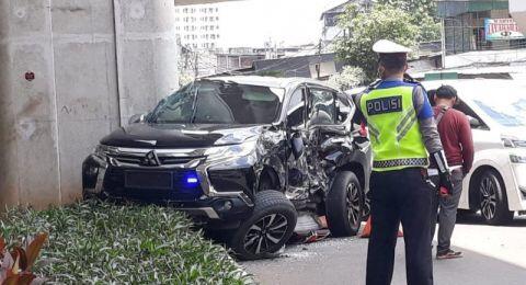 Pengemudi Bus Transjakarta Tabrak Mobil Pajero di Kebayoran Lama