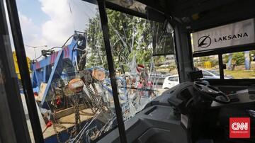 Istri Irjen Pol Boy Rafli Kecelakaan Mobil dengan Bus TransJ