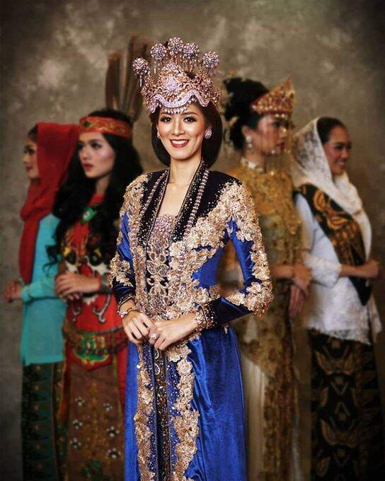 16 Foto Putri Indonesia Mengenakan Baju Adat Daerahnya Masing-Masing