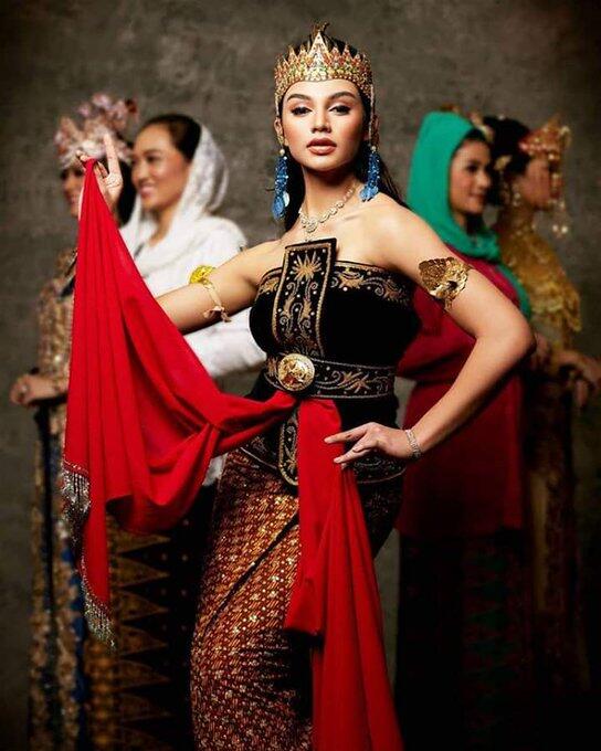 16 Foto Putri Indonesia Mengenakan Baju Adat Daerahnya Masing-Masing