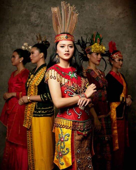 16 Foto Putri Indonesia Mengenakan Baju Adat Daerahnya Masing-Masing