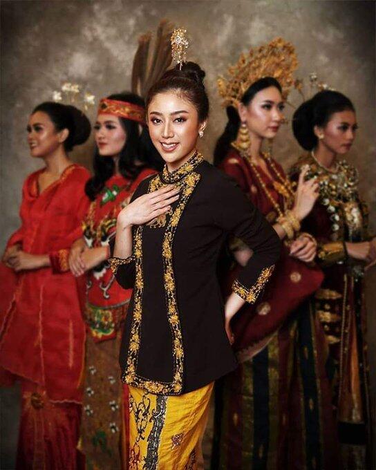 16 Foto Putri Indonesia Mengenakan Baju Adat Daerahnya Masing-Masing