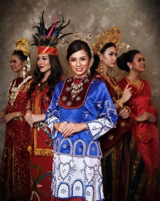 16 Foto Putri Indonesia Mengenakan Baju Adat Daerahnya Masing-Masing