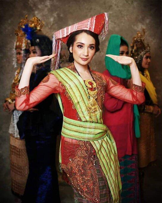 16 Foto Putri Indonesia Mengenakan Baju Adat Daerahnya Masing-Masing