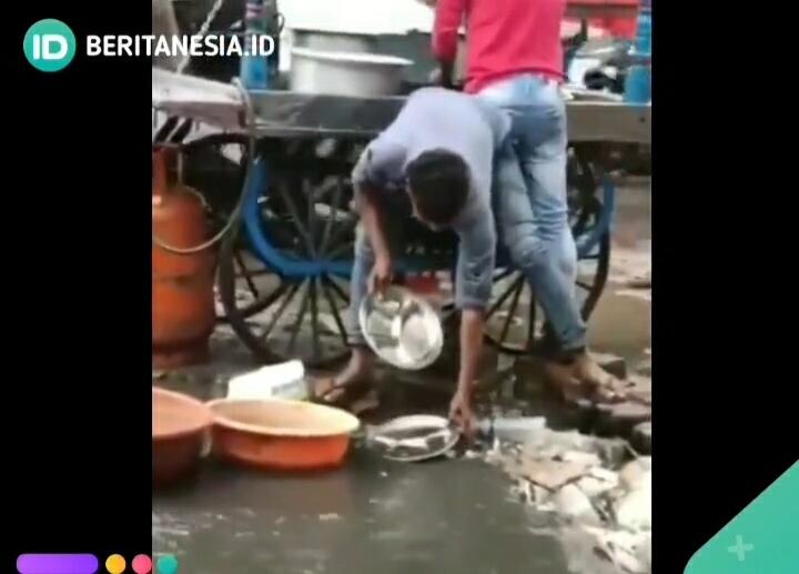 Bikin Geger! Pedagang Ini Cuci Piring Menggunakan Air Comberan! Mau Coba Dagangannya?