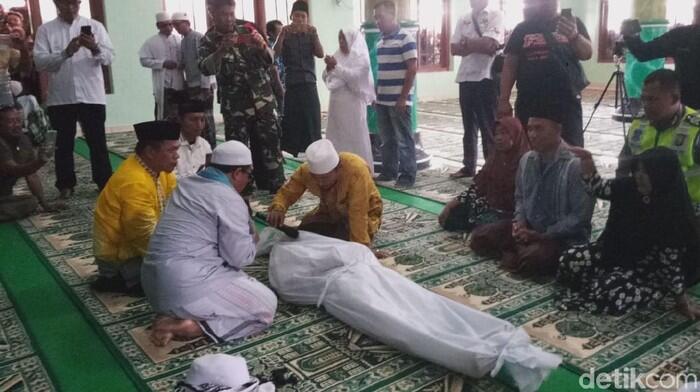 Pasutri Nekat Sumpah Pocong di Masjid karena Dituduh Bisa Santet