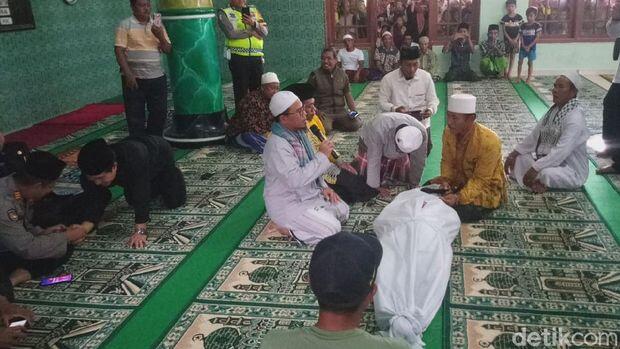 Pasutri Nekat Sumpah Pocong di Masjid karena Dituduh Bisa Santet