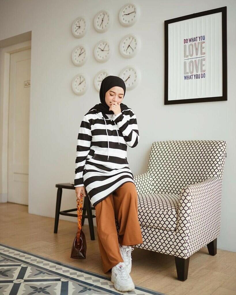 intip update ootd terbaru 2020 dengan stripe T-shirt untuk sista hijabers yuk