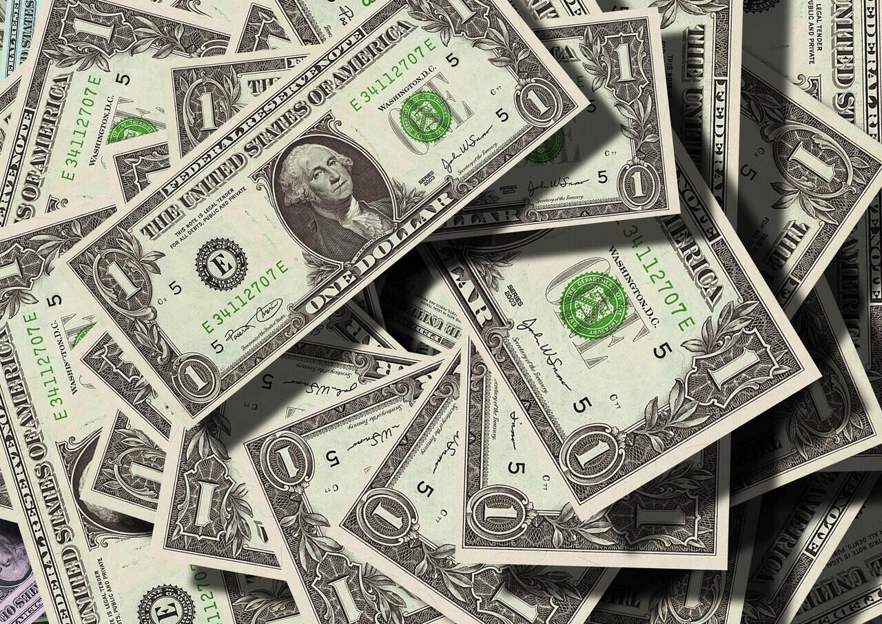 Dolar AS Turun Setelah Trump Ungkap Sedikit Rencana Hadapi Covid-19