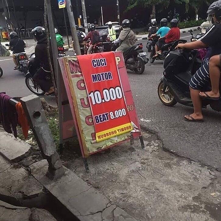 Deretan Spanduk Yang Dibuat Oleh S3 Marketing Ini Malah Bikin Ngakak!