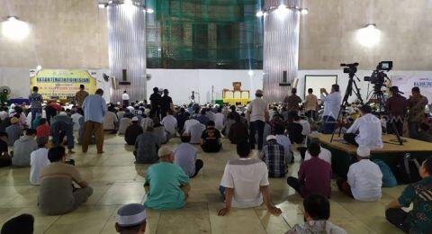 Masjid Istiqlal Tak Sediakan Karpet Salat Jumat, Jemaah: Lupa Bawa Sajadah