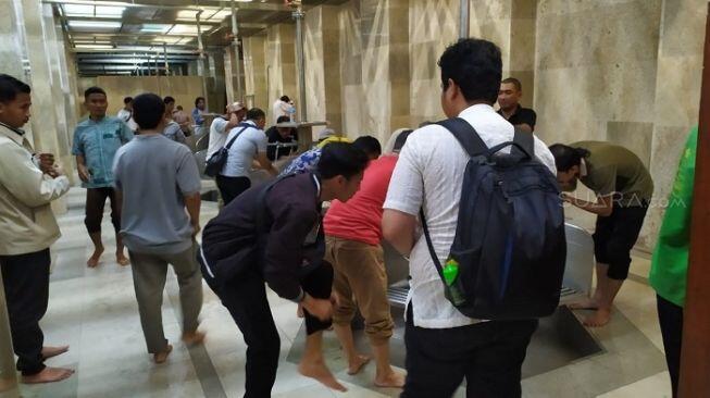 Masjid Istiqlal Tak Sediakan Karpet Salat Jumat, Jemaah: Lupa Bawa Sajadah