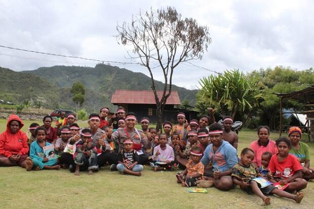 Polisi Pi Ajar Sentuh Anak-anak Kampung Usir Puncak Jaya