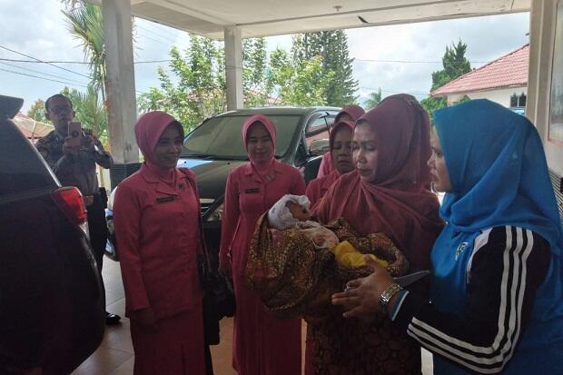 Sadis.....di Tapsel Ibu Kandung Tega Pukul Kepala Bayi hingga Penyok