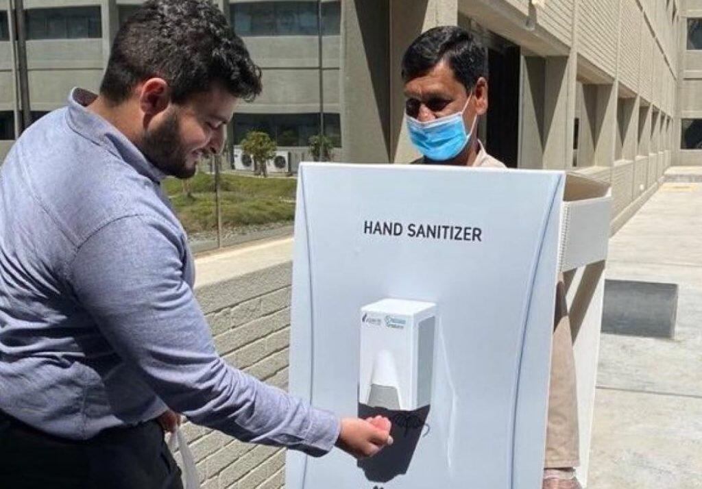 Kejam Amat! Perusahaan Arab Jadikan Pegawainya Hand Santizer Berjalan