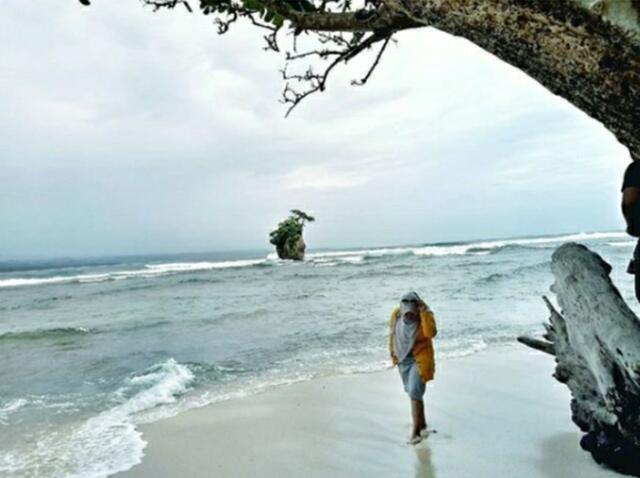 &#91; COC Regional : Lokasi Wisata &#93; Menikmati Pesona Pantai Way Hawang Kaur