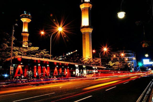 Jalan-Jalan dan Jajan Murah Meriah di Bandung