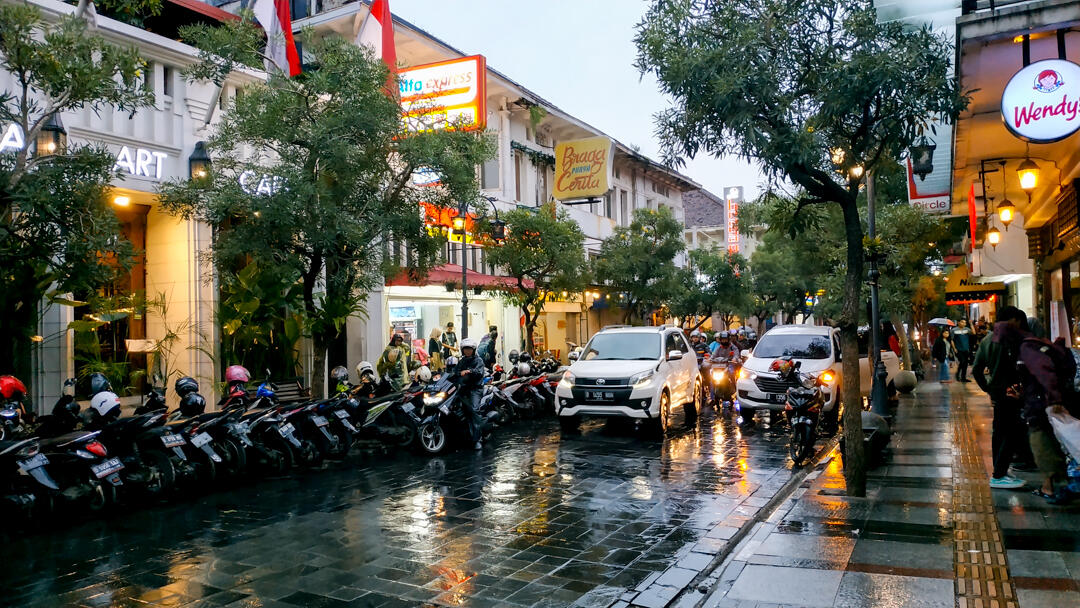 Jalan-Jalan dan Jajan Murah Meriah di Bandung