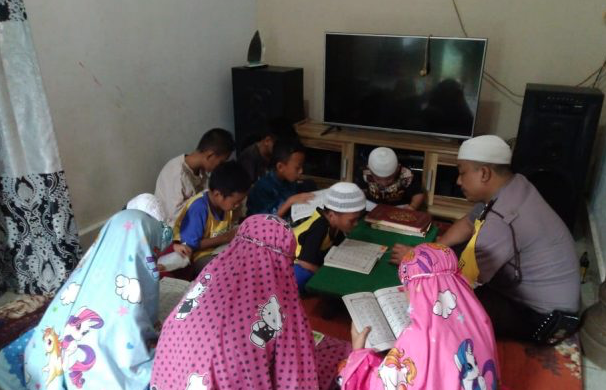 ADEM ADA POLISI KENDARI BERIKAN BIMBINGAN BELAJAR AL-QUR’AN
