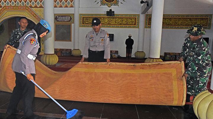 Disinfektan Sejumlah Masjid Guna Mencegah Virus Corona