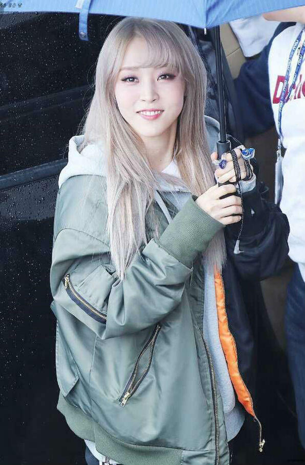 9 Ide OOTD Ala Moonbyul MAMAMOO, Cocok Ditiru Cewek Tomboi!