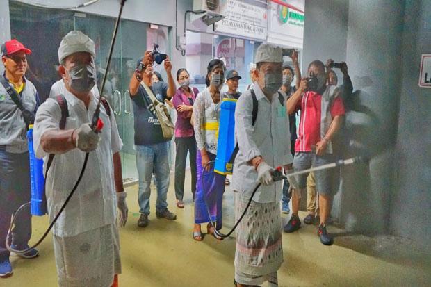 Cegah Corona, Rai Mantra Pimpin Penyemprotan Disinfektan di Pasar Badung
