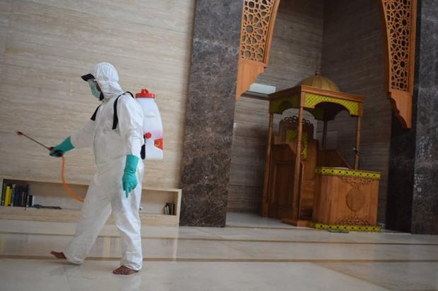 Antisipasi Corona, Masjid dan Gereja di Tangerang Disemprot Disinfektan