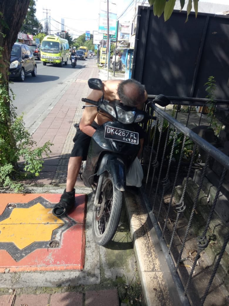 Seorang 'Bule' Warga Negara Asing Menggelepar dan Pingsan di Jalan Raya Bali