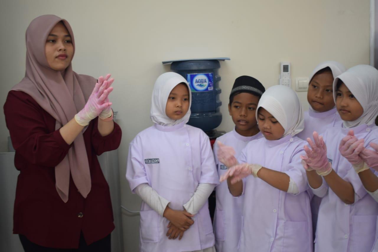PMI Kota Tangerang Latih Dokcil di SDN Gondrong Petir