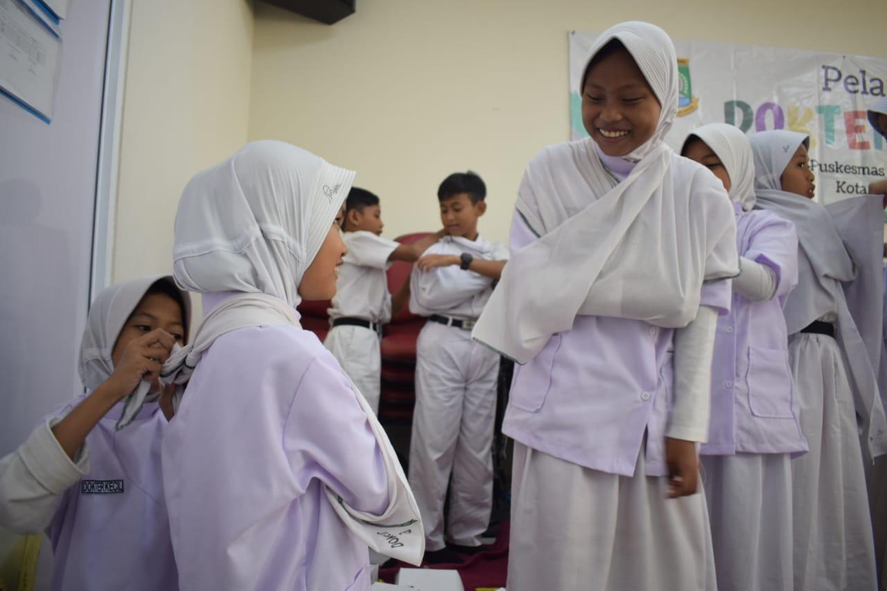 PMI Kota Tangerang Latih Dokcil di SDN Gondrong Petir