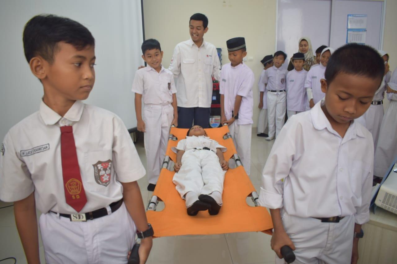 PMI Kota Tangerang Latih Dokcil di SDN Gondrong Petir