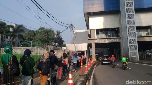 Jadwal Dipersingkat, Penumpang MRT Mengular Parah hingga Jalanan