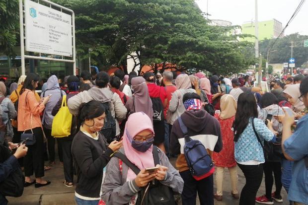 Jam Operasional Dibatasi, Penumpang Transjakarta Menumpuk di Pinang Ranti